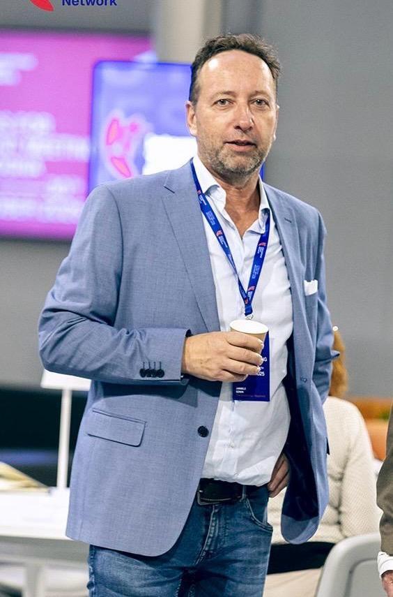 Edwin Ummels presenting